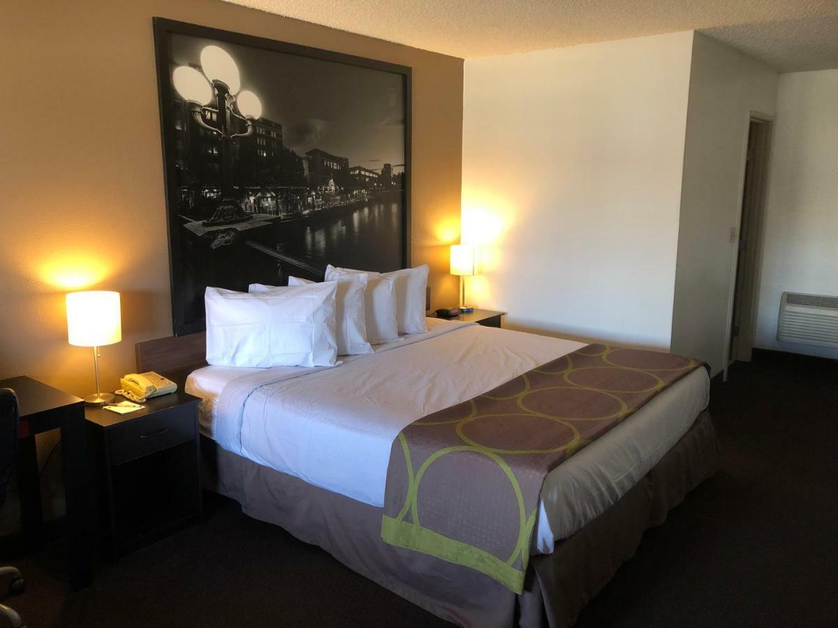 Super 8 By Wyndham Fernley